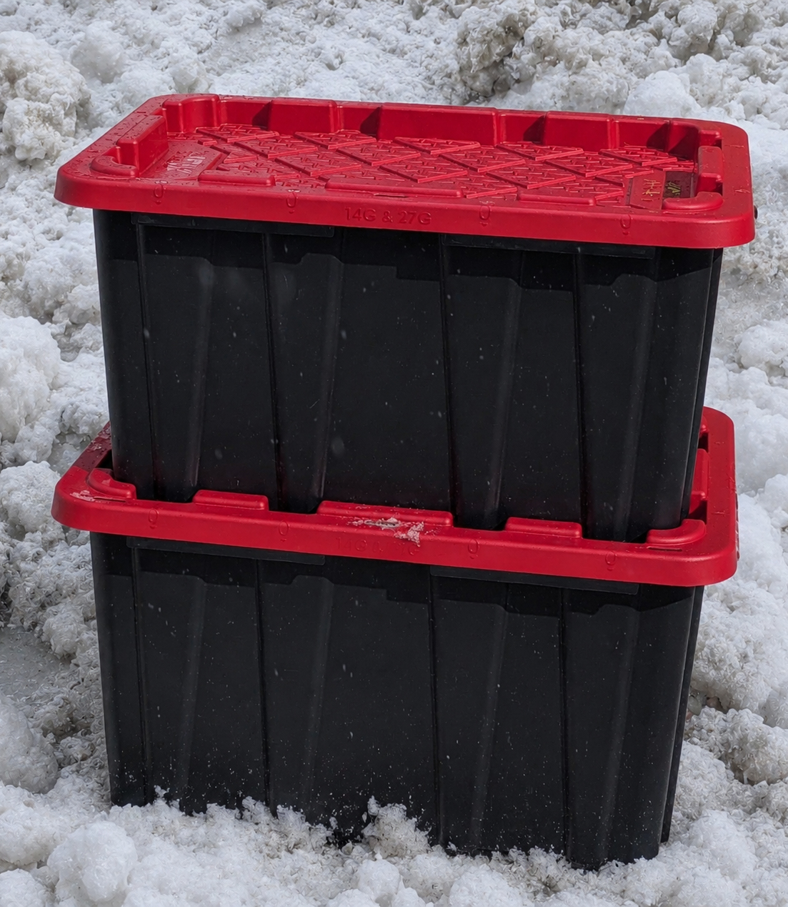totes-in-snow