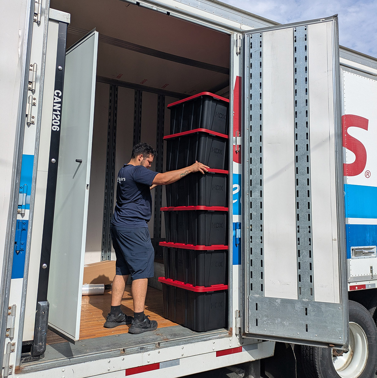 totes-on-moniving-truck